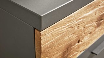 Schubladenkommode Interliving aus Holz in Dunkelgrau Interliving Schlafzimmer Serie 1025 – Schubladenkommode 530091 Graphit & Balkeneiche gehackt - vier Schubladen