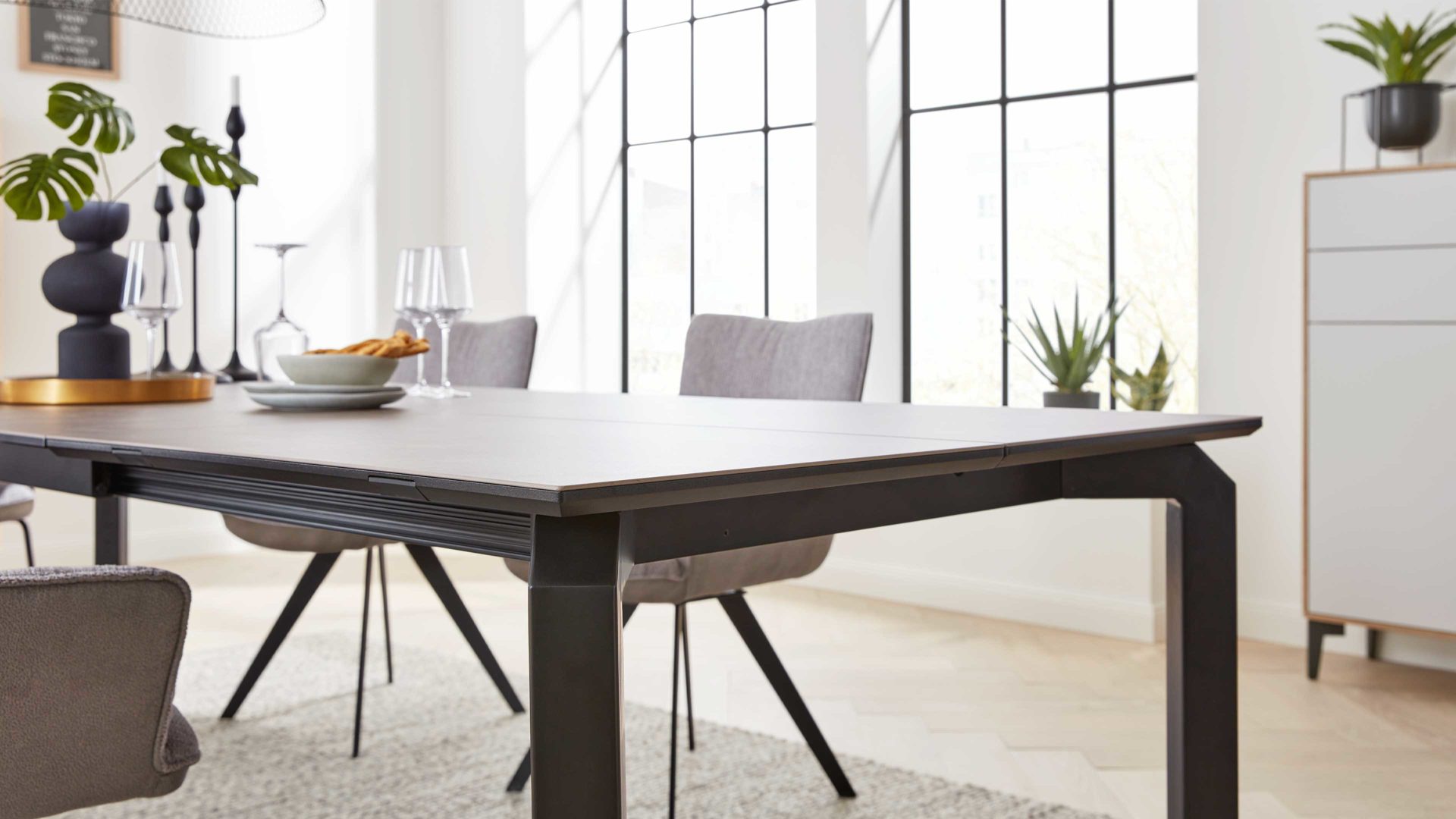 Auszugtisch Interliving aus Keramik in Grau Interliving Esszimmer Serie 5111 – Auszugtisch 6813-91 graue Glaskeramik & schwarzes Eisen – ca. 180-260 x 100 cm