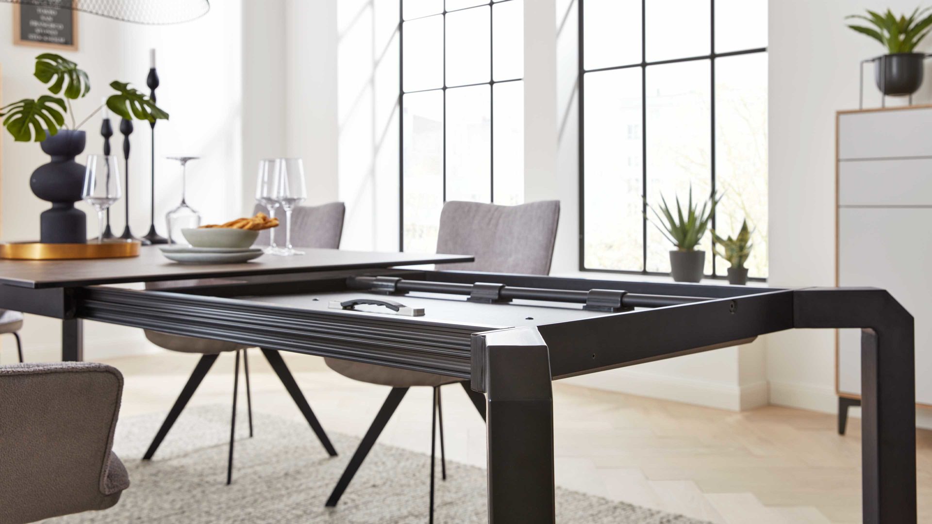 Auszugtisch Interliving aus Keramik in Grau Interliving Esszimmer Serie 5111 – Auszugtisch graue Glaskeramik & schwarzes Eisen – ca. 180-260 x 100 cm