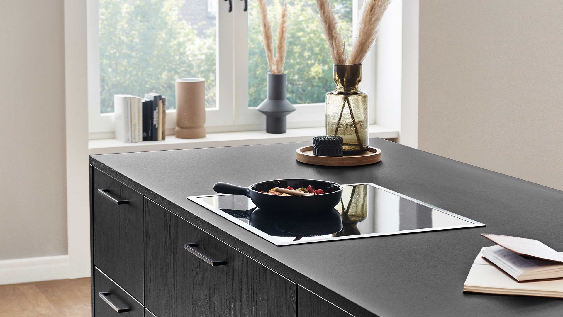 Einbauküche Nolte® küchen aus Holz in Schwarz nolte® Einbauküche Manhattan mit Miele-Einbaugeräten Nero – zweizeilig