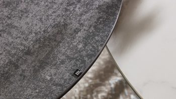 Couchtisch Interliving aus Keramik in Dunkelgrau Interliving Couchtisch Serie 6208 - Couchtisch CT174TSD titanfarbene Keramik & schwarzer Stahl - Durchmesser ca. 75 cm