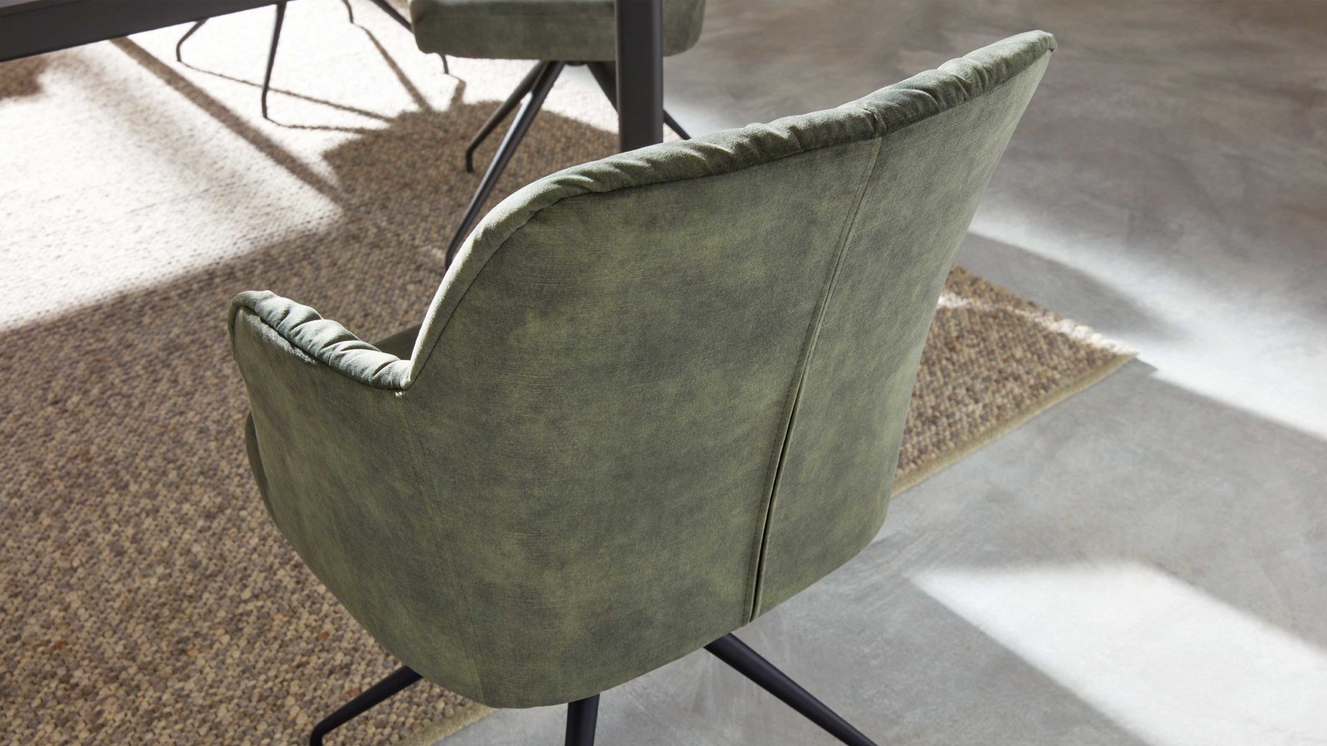 Polsterstuhl Interliving aus Stoff in Grün Interliving Esszimmer Serie 5110 - Armlehnstuhl C1212 grüner Bezug Genova & schwarzer Spinnenfuß