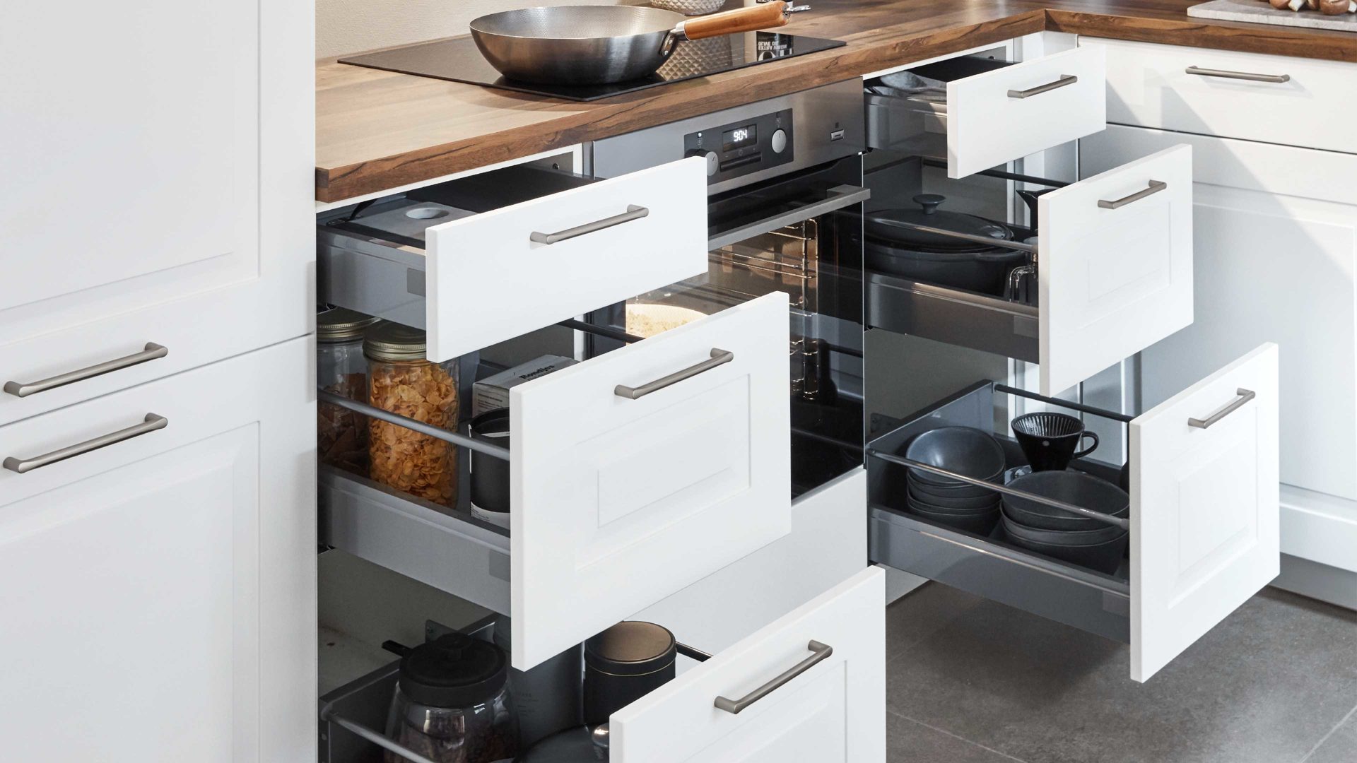 Einbauküche Nobilia® aus Holz in Weiß nobilia® Einbauküche Sylt mit AEG Elektrogeräten Alpinweiß & Balkeneiche - Stellfläche ca. 320 x 310 cm