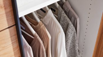 Kleiderschrank Interliving aus Holz in Beige Interliving Schlafzimmer Serie 1024 – Schwebetürenschrank 982716 Design 27,  Sand & Balkeneiche - zwei Türen, Breite ca. 271 cm