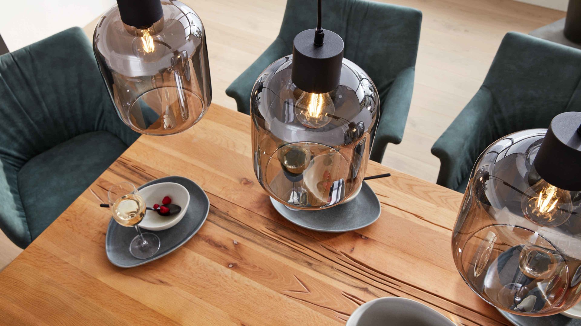 Pendelleuchte Interliving aus Glas in Grau Interliving Leuchten Serie 9341 - Hängeleuchte Rauchglas & Mattschwarz – Länge ca. 115 cm