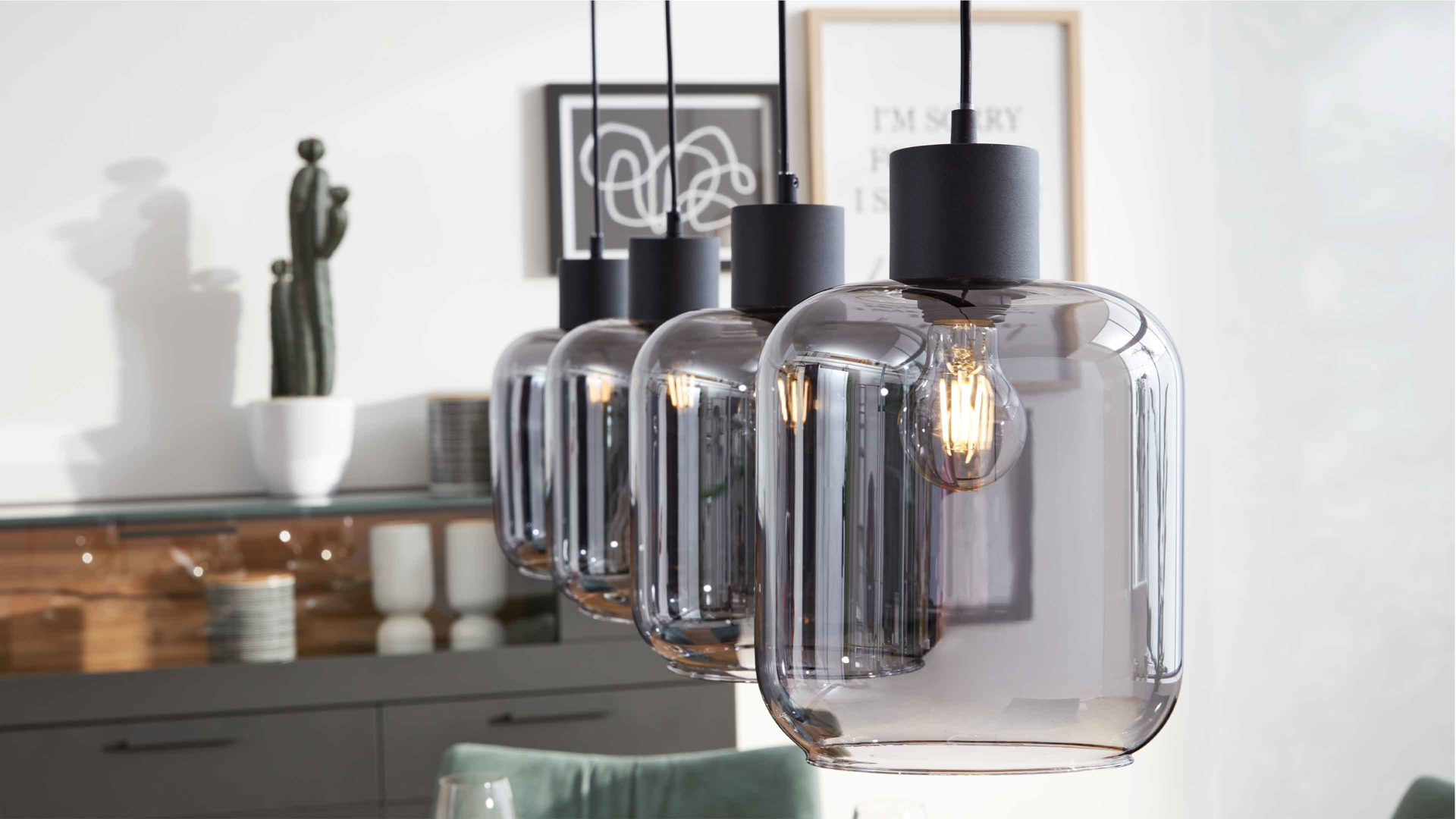 Pendelleuchte Interliving aus Glas in Grau Interliving Leuchten Serie 9341 - Hängeleuchte Rauchglas & Mattschwarz – Länge ca. 115 cm