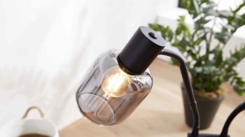 Stehleuchte Interliving aus Glas in Grau Interliving Leuchten Serie 9341 - Stehleuchte Rauchglas & Mattschwarz – Höhe ca. 148 cm