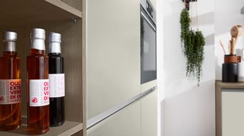 Einbauküche Interliving aus Holz in Grau Interliving Küche Serie 3102 mit AEG-Einbaugeräten Platingrau & Eiche Graphit Silber - zweizeilig