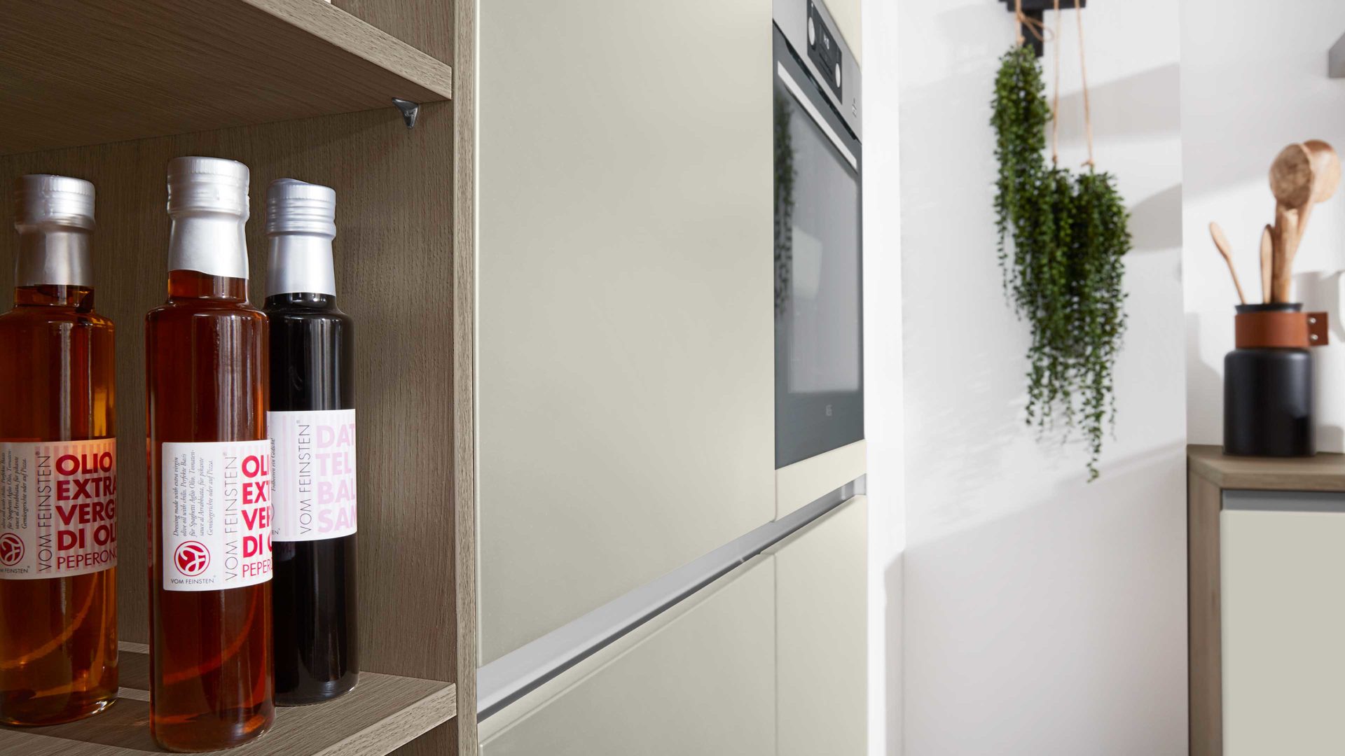 Einbauküche Interliving aus Holz in Grau Interliving Küche Serie 3102 mit AEG-Einbaugeräten Platingrau & Eiche Graphit Silber - zweizeilig