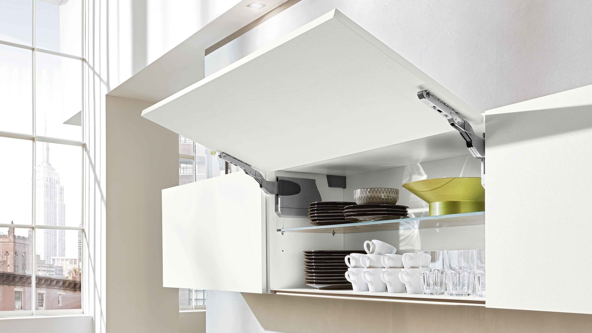 Einbauküche Interliving aus Holz in Weiß Interliving Küche Serie 3054 mit AEG Einbaugeräten Arcticweiß & Eiche Nero – zweizeilig