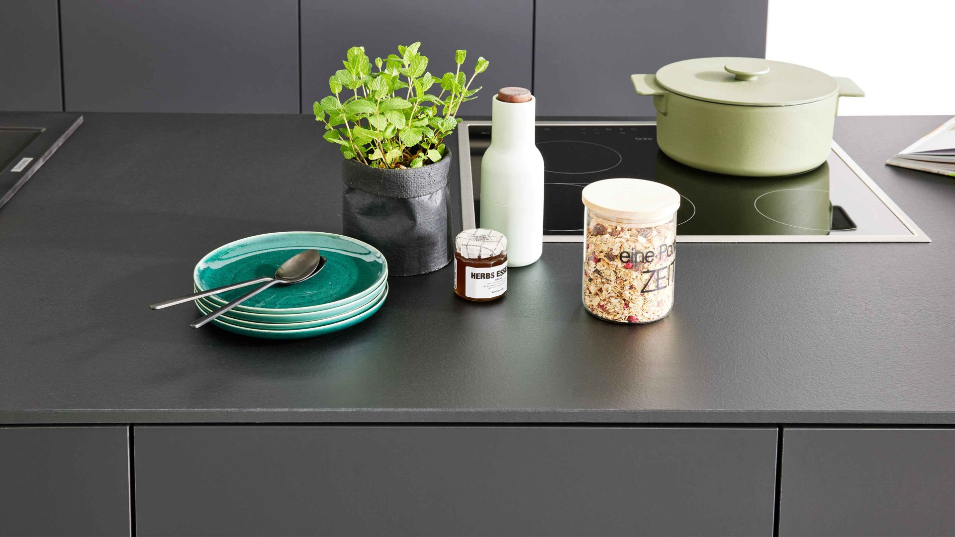 Einbauküche Interliving aus Holz in Schwarz Interliving Küche Serie 3057 mit AEG Einbaugeräten Mattschwarz – zweizeilig