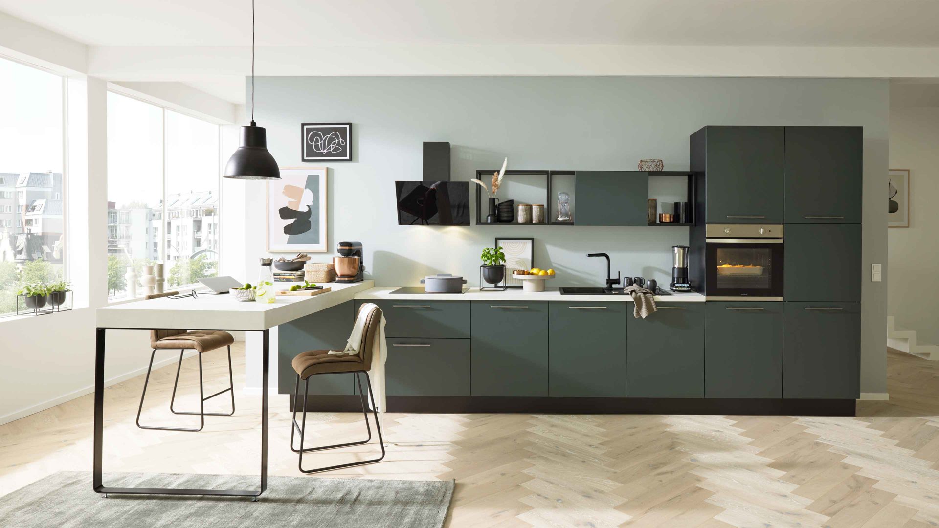 Einbauküche Interliving aus Holz in Dunkelgrün Interliving Küche Serie 3059 mit Einbaugeräten Black Green - Stellfläche ca. 220 x 480 cm