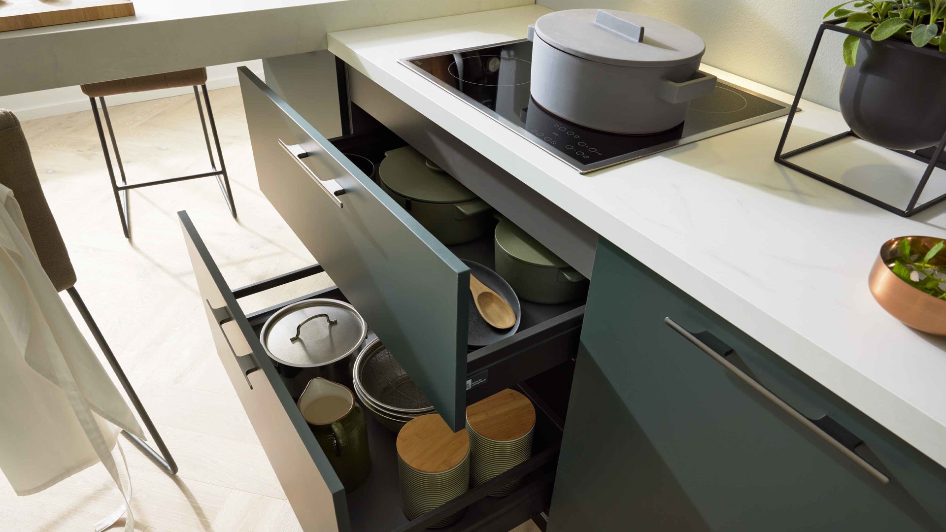 Einbauküche Interliving aus Holz in Dunkelgrün Interliving Küche Serie 3059 mit privileg Einbaugeräten Black Green - Stellfläche ca. 220 x 480 cm