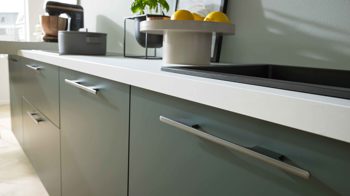 Einbauküche Interliving aus Holz in Dunkelgrün Interliving Küche Serie 3059 mit Einbaugeräten Black Green - Stellfläche ca. 220 x 480 cm