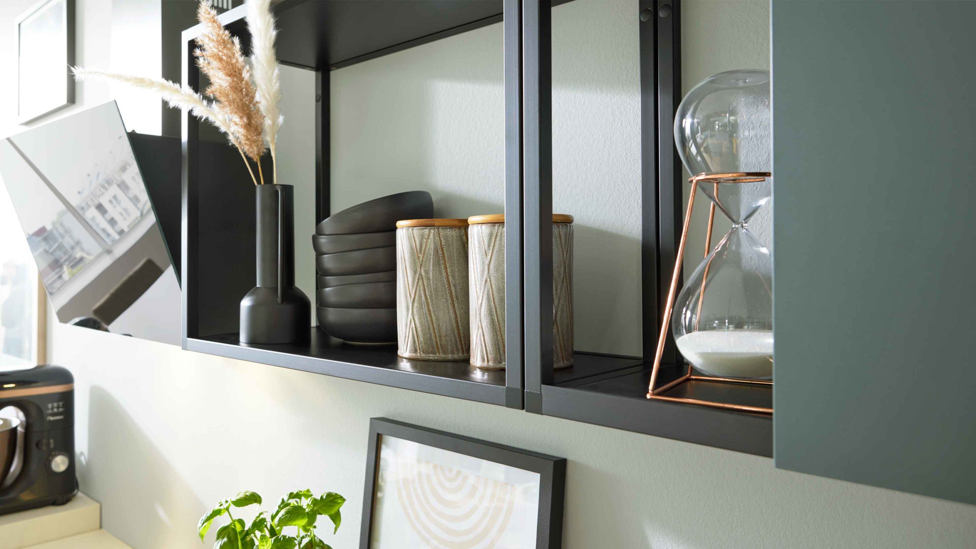 Einbauküche Interliving aus Holz in Dunkelgrün Interliving Küche Serie 3059 mit privileg Einbaugeräten Black Green - Stellfläche ca. 220 x 480 cm