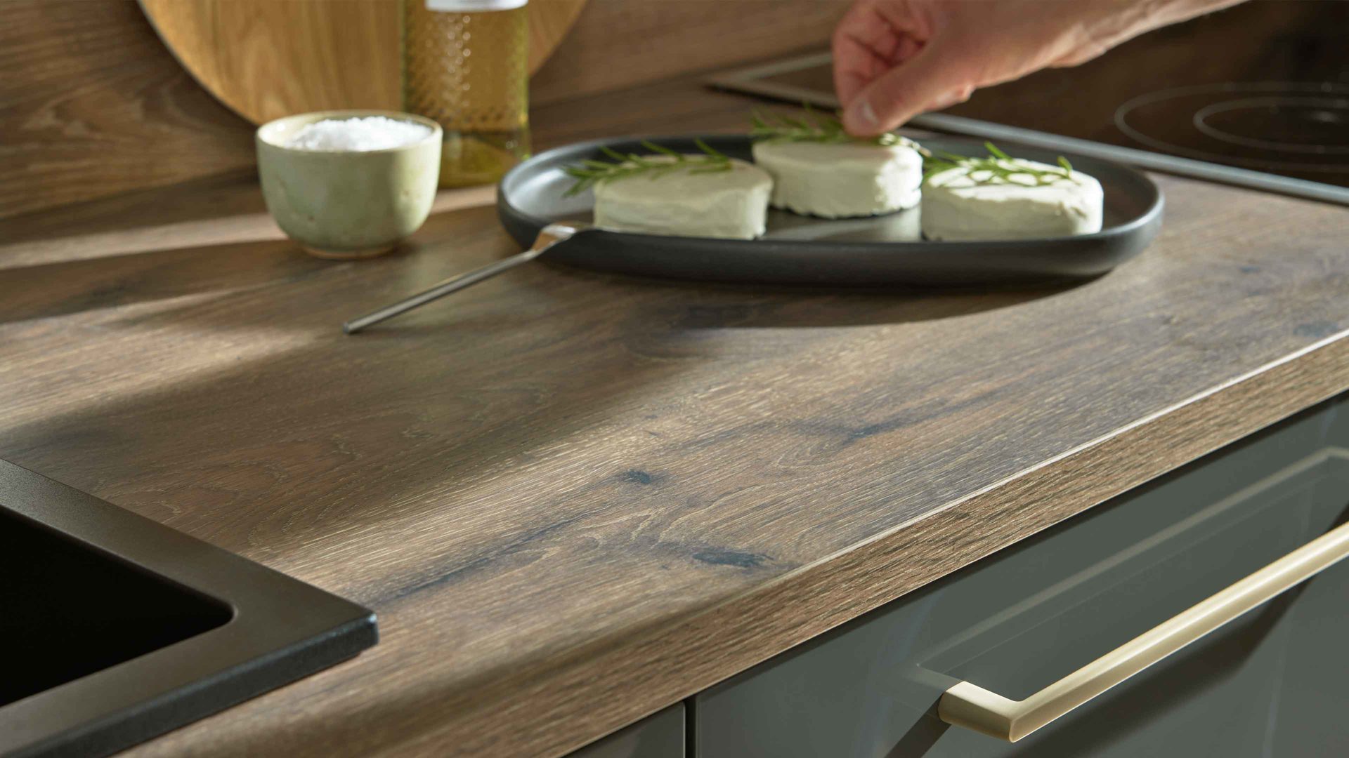 Einbauküche Interliving aus Holz in Dunkelgrau Interliving Küche Serie 3061 mit AEG Einbaugeräten Graphit & Castell Eiche - Länge ca. 408 cm