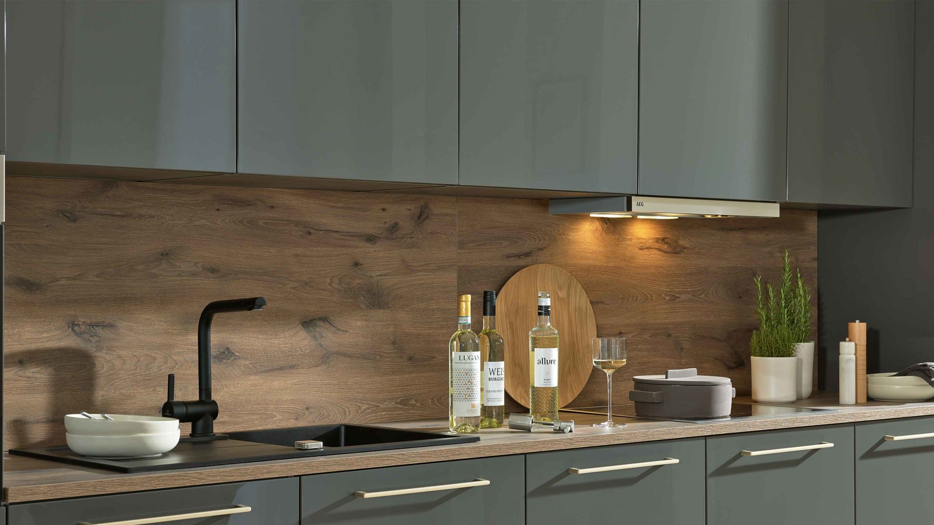 Einbauküche Interliving aus Holz in Dunkelgrau Interliving Küche Serie 3061 mit AEG Einbaugeräten Graphit & Castell Eiche - Länge ca. 408 cm