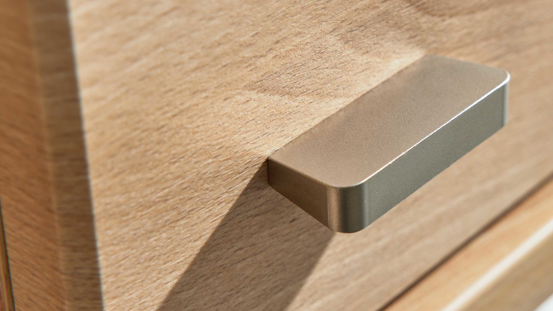 Vitrine Interliving aus Holz in Holzfarben Hell Interliving Wohnzimmer Serie 2110 - Hängevitrine H645.752 Naturbuche - eine Tür, Höhe ca. 130 cm