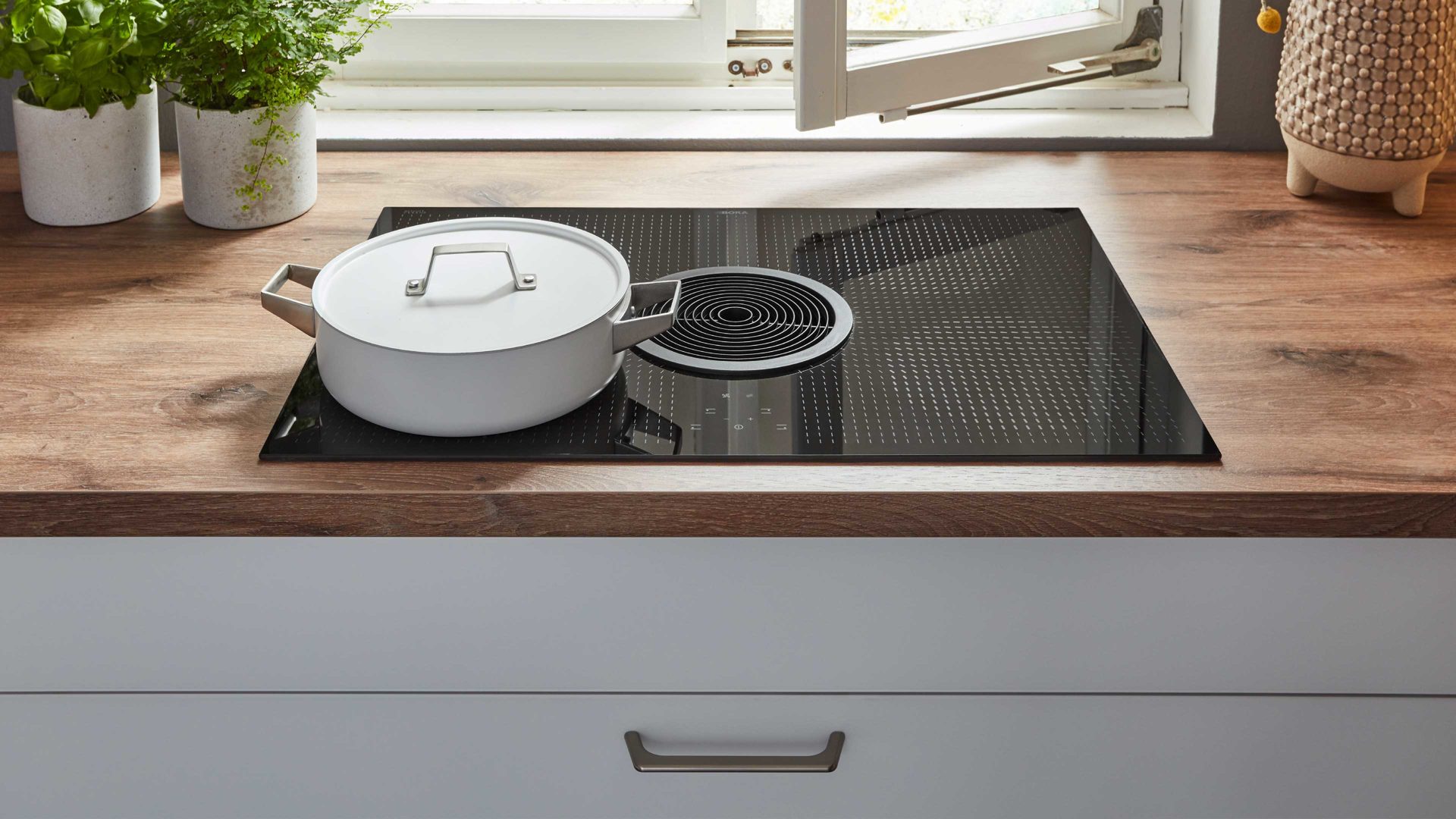 Einbauküche Nobilia® aus Holz in Weiß nobilia® Einbauküche Artis mit JUNKER Elektrogeräten und Esstheke Alpinweiß & Vikings Oak - Stellfläche ca. 320 x 320 cm