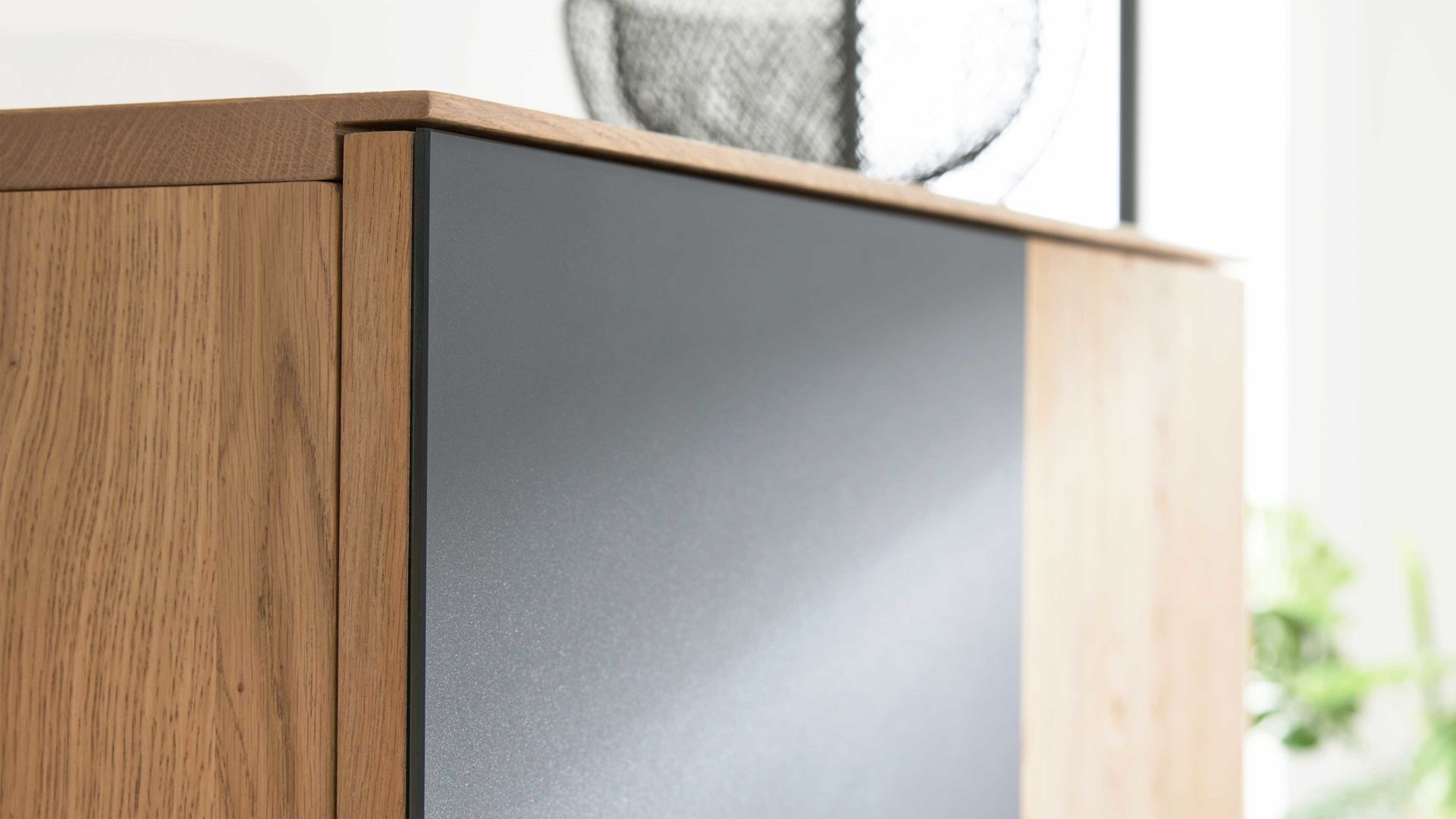 Vitrine Interliving aus Holz in Holzfarben Interliving Wohnzimmer Serie 2025 - Vitrine Wildeiche, Anthrazit & Kork - drei Türen, Höhe ca. 209 cm