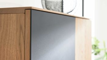 Wohnwand Interliving aus Holz in Holzfarben Interliving Wohnzimmer Serie 2025 - Wohnwand Wildeiche, Anthrazit & Kork - vierteilig, Breite ca. 325 cm