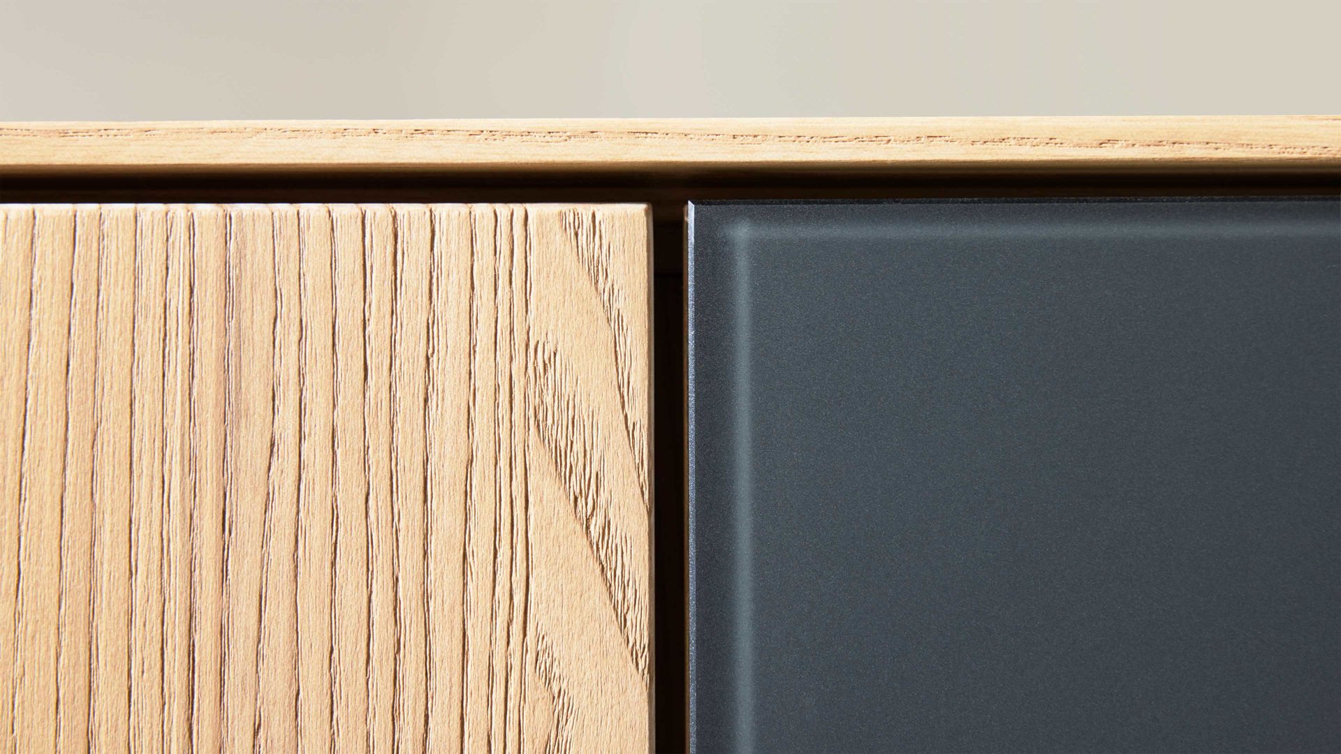 Lowboard Interliving aus Holz in Holzfarben Interliving Wohnzimmer Serie 2025 - Lowboard Wildeiche, Anthrazit & Kork - Breite ca. 195 cm