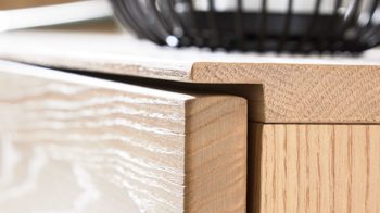 Wohnwand Interliving aus Holz in Holzfarben Interliving Wohnzimmer Serie 2025 - Wohnwand Wildeiche, Anthrazit & Kork - vierteilig, Breite ca. 325 cm