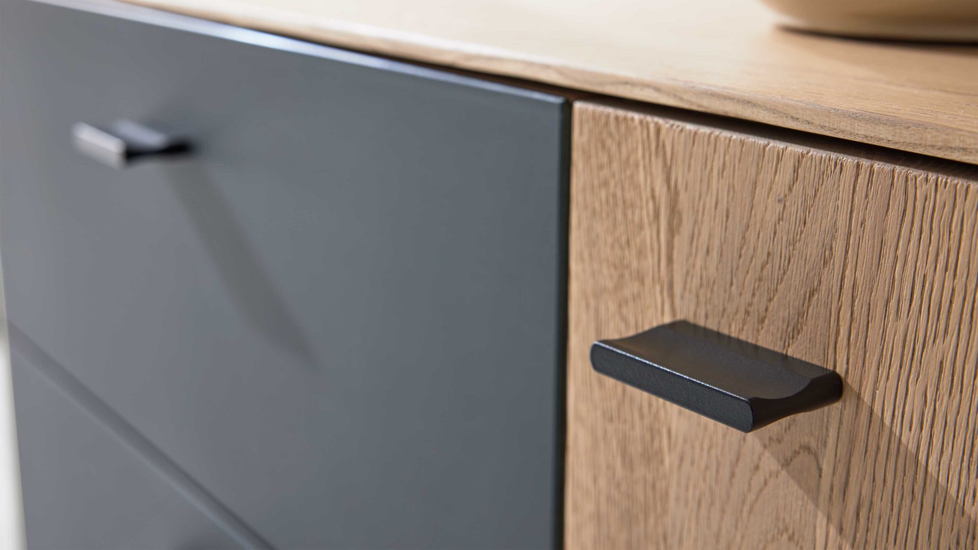 Sideboard Interliving aus Holz in Holzfarben Interliving Wohnzimmer Serie 2025 - Sideboard Wildeiche, Anthrazit & Kork - vier Türen, zwei Schubladen, Breite ca. 175 cm