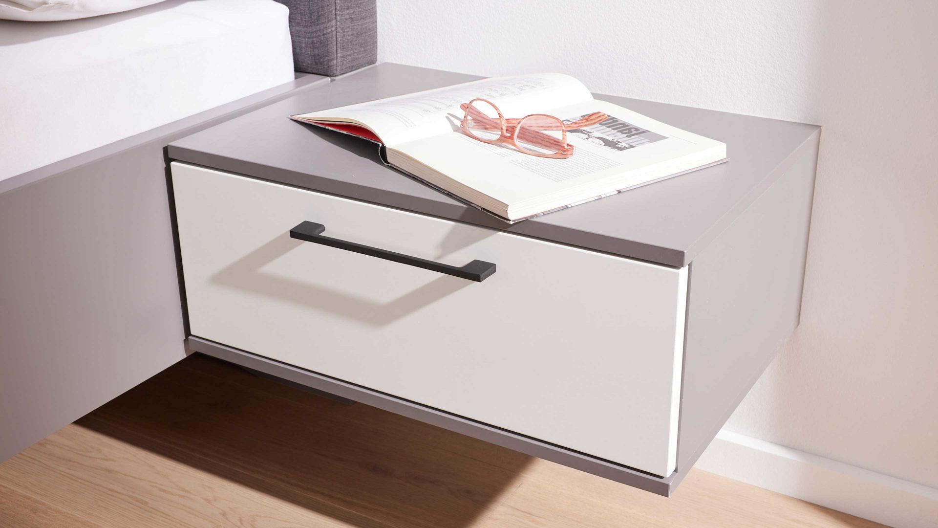 Nachtkommode Interliving aus Holz in Grau Interliving Kleiderschrank Serie 1207 – Hänge-Nachtkonsole Weiß & Manhattan – eine Schublade, Breite ca. 60 cm