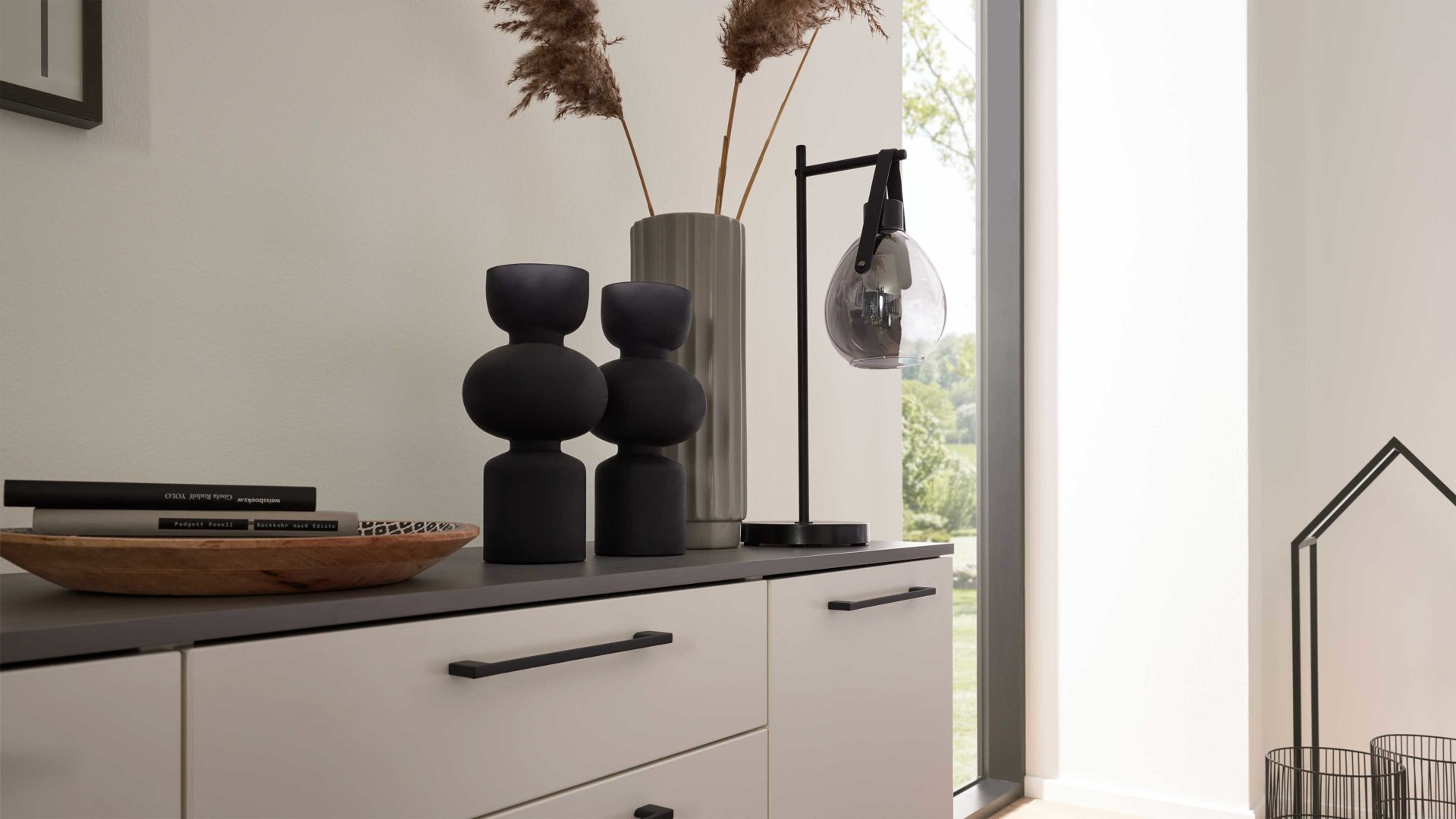 Kombikommode Interliving aus Holz in Weiß Interliving Kleiderschrank Serie 1207 – Kombikommode 670065 Weiß & Manhattan – zwei Türen, fünf Schubladen, Breite ca. 151 cm