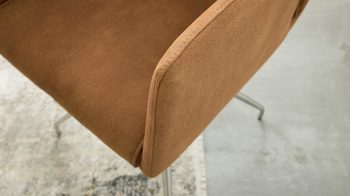 Vierfußstuhl Interliving aus Kunstfaser in Hellbraun Interliving Esszimmer Serie 5104 – Armlehnstuhl mit Drehfunktion bernsteinfarbene Mikrofaser Amber & Edelstahl