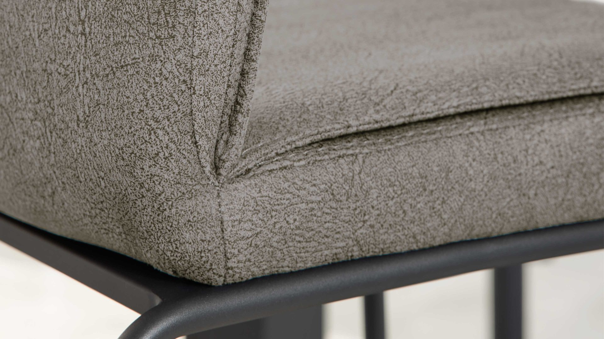 Barstuhl Interliving aus Kunstfaser in Dunkelgrau Interliving Esszimmer Serie 5104 – Barstuhl dunkelgraue Mikrofaser Onyx & mattschwarzes Rundrohr