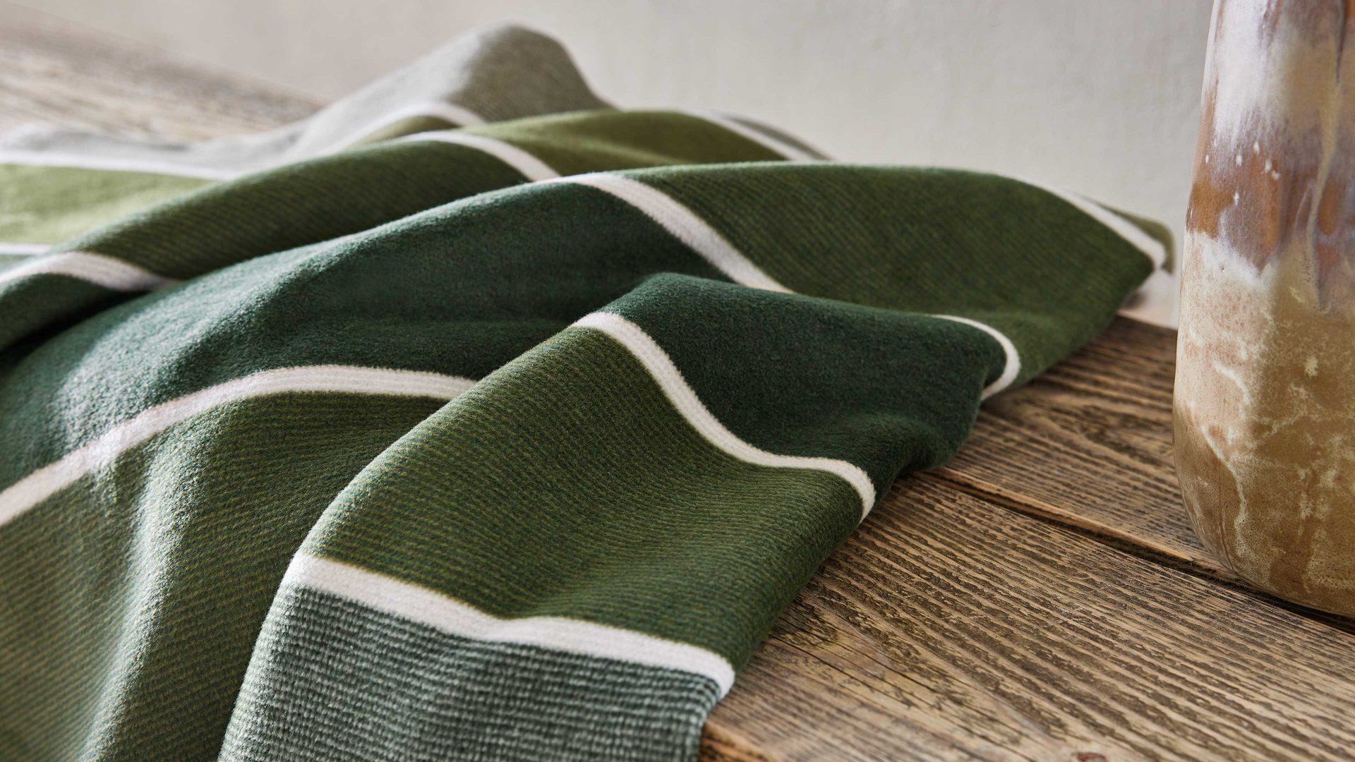 Wohndecke Interliving aus Mischgewebe in Grün Interliving Wohndecke Serie 9114 Horizon Green – ca. 150 x 200 cm