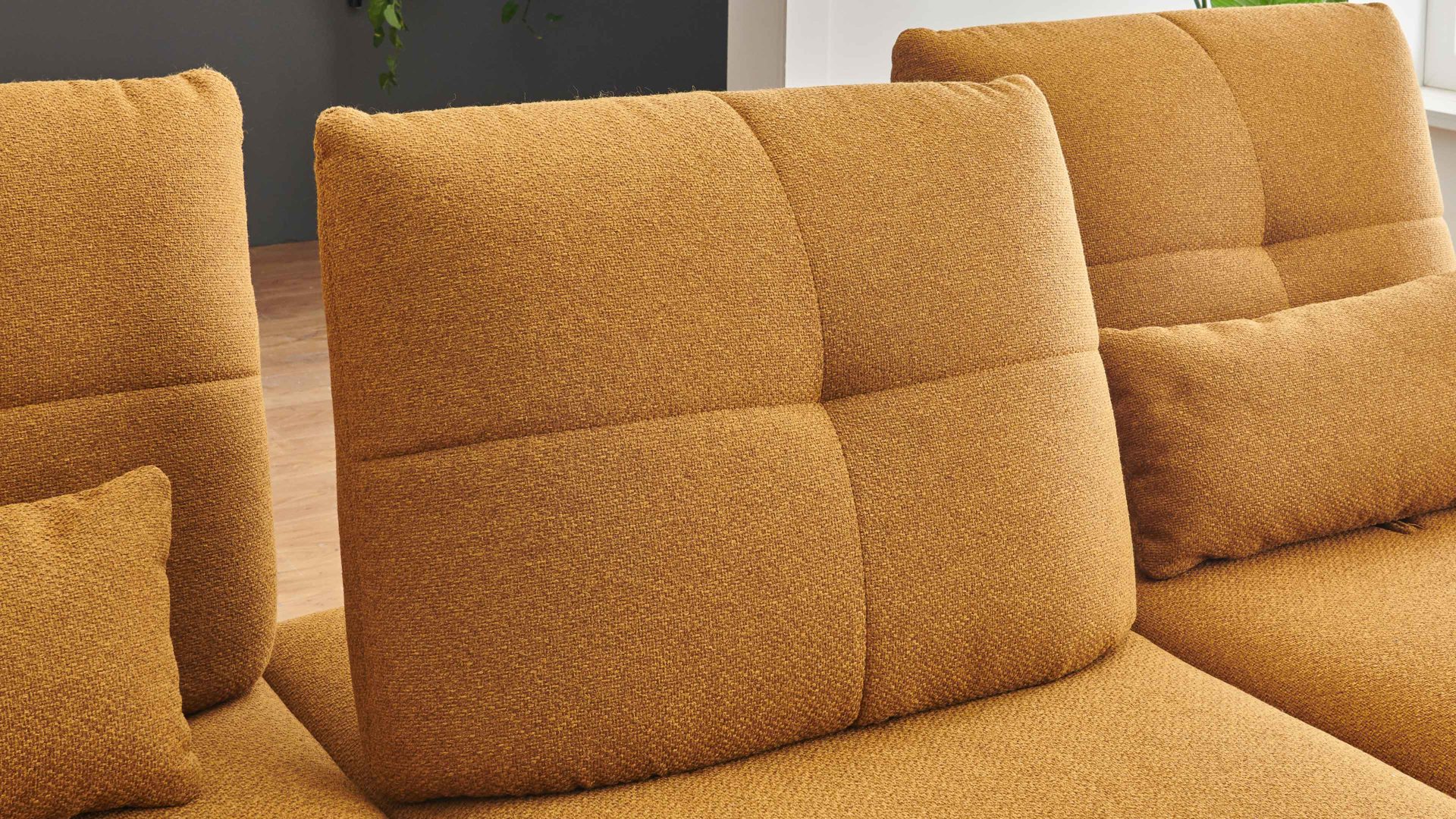 Ecksofa KAWOO aus Stoff in Gelb KAWOO Polsterprogramm Dover Plus - Ecksofa senffarbener Bezug Portofino & goldfarbene Maschenware Riviera - Stellfläche ca. 301 x 191 cm