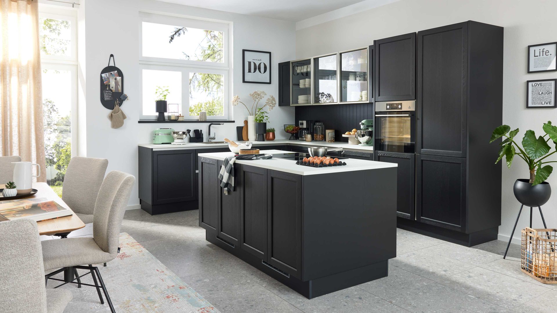 Einbauküche Interliving aus Holz in Schwarz Interliving Küche Serie 3067 mit AEG Einbaugeräten schwarze Esche – zweizeilig