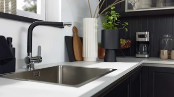 Einbauküche Interliving aus Holz in Schwarz Interliving Küche Serie 3067 mit AEG Einbaugeräten schwarze Esche – zweizeilig