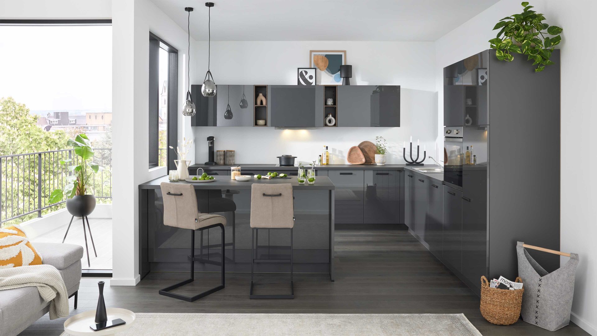 Einbauküche Interliving aus Holz in Dunkelgrau Interliving Küche Serie 3068 mit privileg-Einbaugeräten Graphit Hochglanz – Stellfläche ca. 360 x 365 cm