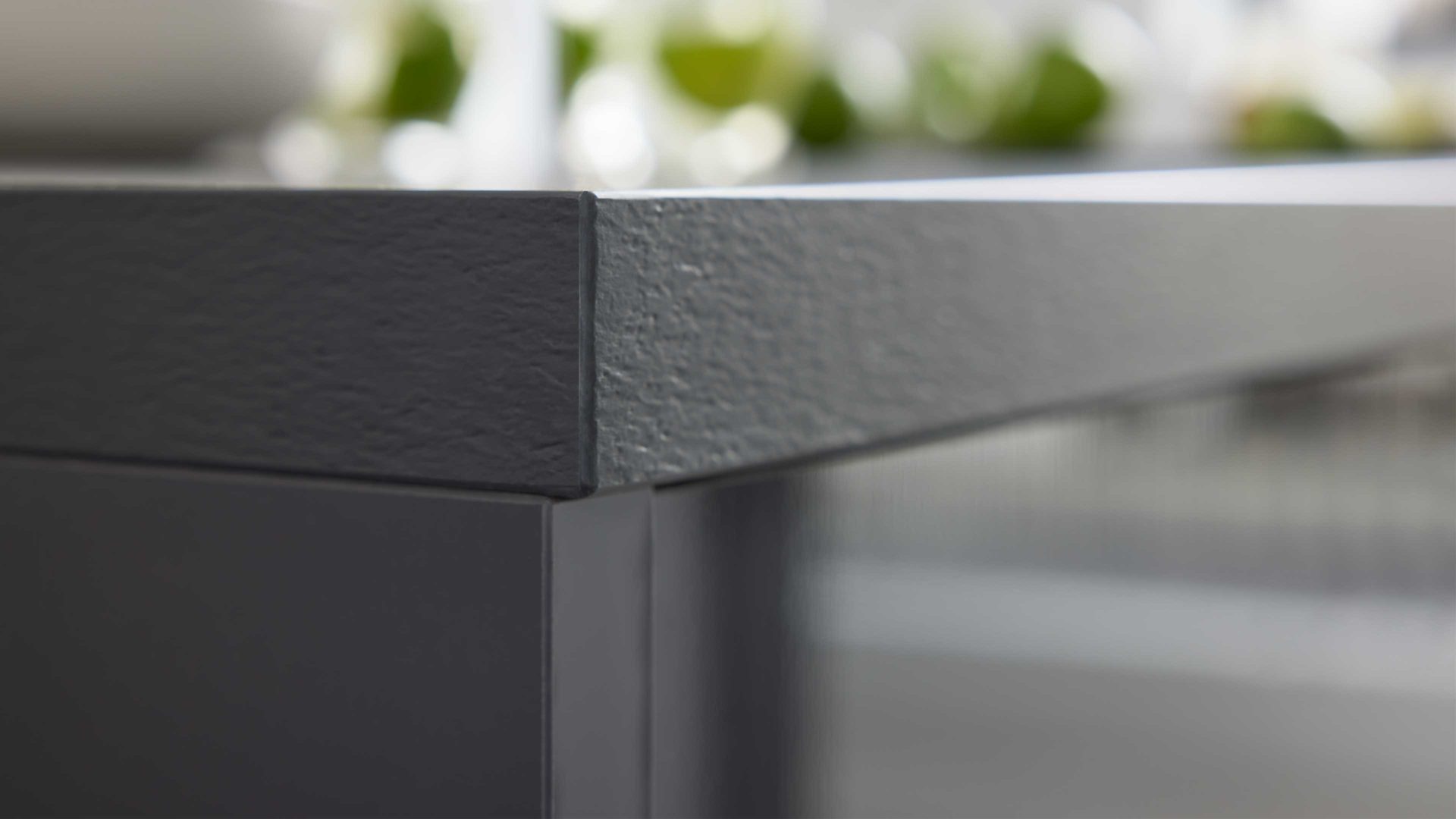 Einbauküche Interliving aus Holz in Dunkelgrau Interliving Küche Serie 3068 mit privileg-Einbaugeräten Graphit Hochglanz – Stellfläche ca. 360 x 365 cm