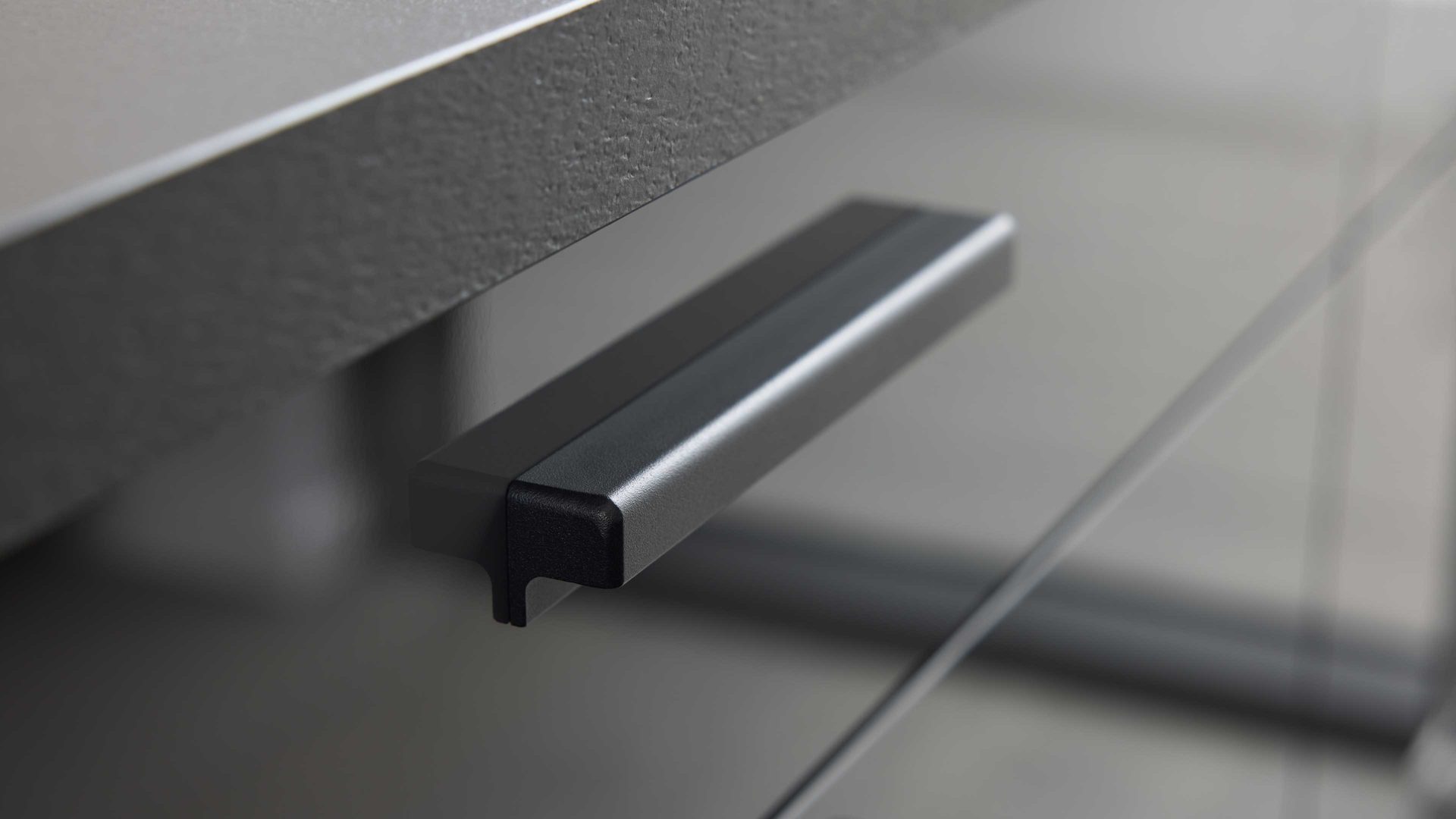 Einbauküche Interliving aus Holz in Dunkelgrau Interliving Küche Serie 3115 mit privileg-Einbaugeräten Graphit Hochglanz – Stellfläche ca. 360 x 365 cm