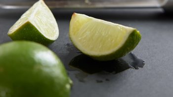 Einbauküche Interliving aus Holz in Dunkelgrau Interliving Küche Serie 3068 mit privileg-Einbaugeräten Graphit Hochglanz – Stellfläche ca. 360 x 365 cm