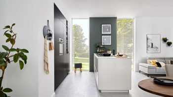 Einbauküche Interliving aus Holz in Dunkelbraun Interliving Küche Serie 3069 mit AEG-Einbaugeräten Stripe Wood Coffee & Hochglanz Weiß – zweizeilig