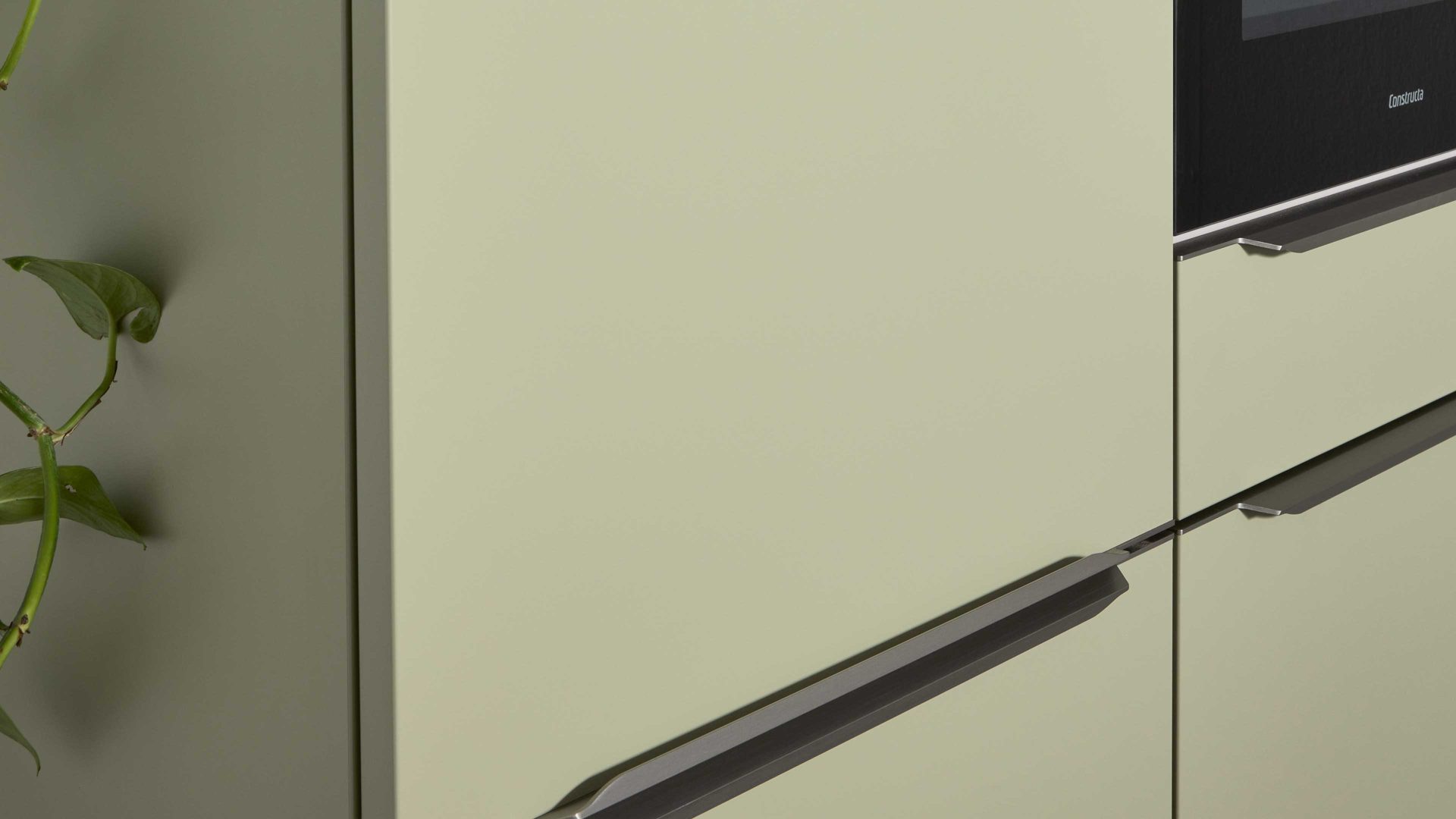 Einbauküche Interliving aus Holz in Weiß Interliving Küche Serie 3109 mit Constructa-Einbaugeräten Arcticweiß, Avocado & Vulkaneiche - zweizeilig