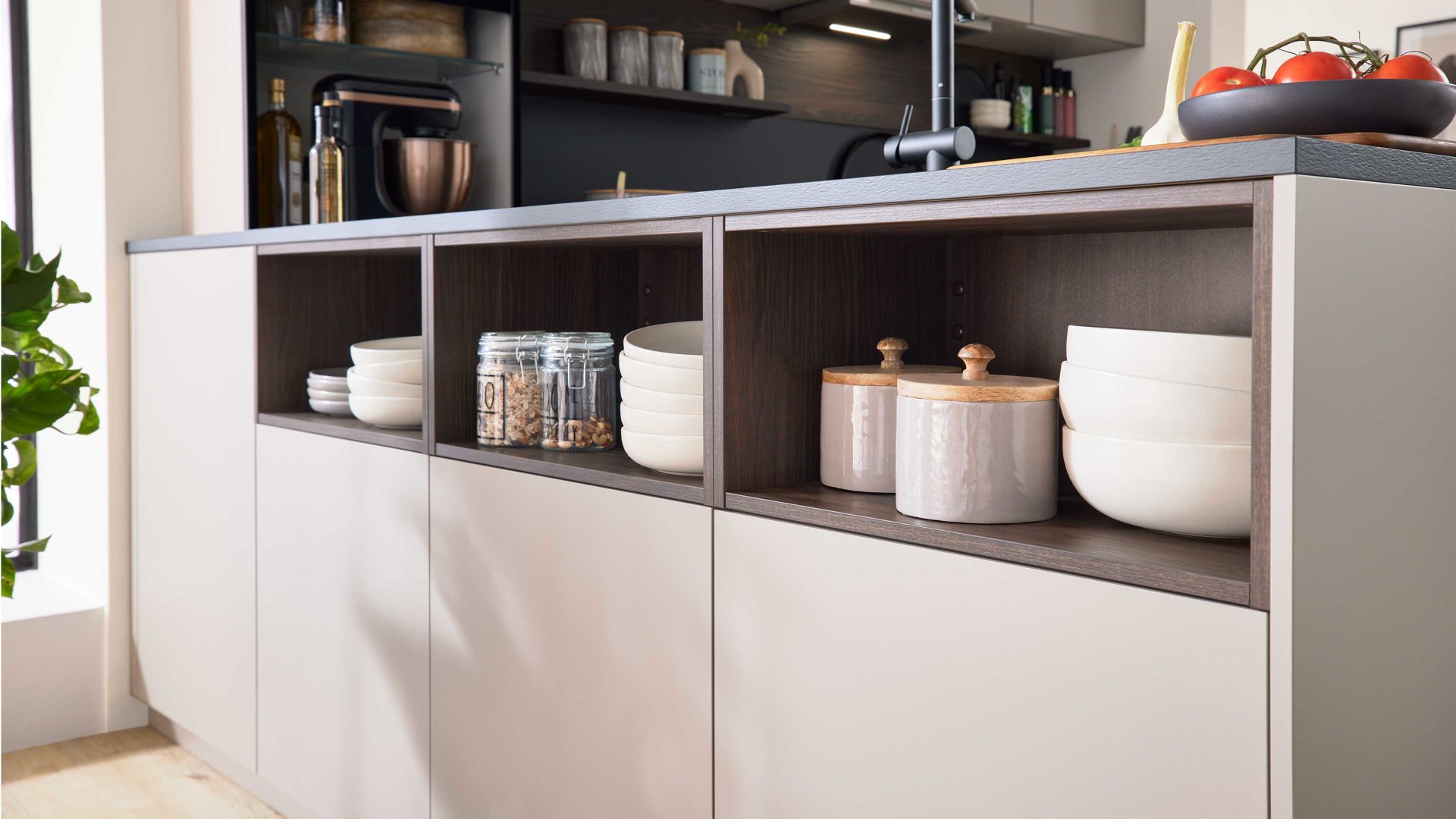 Einbauküche Interliving aus Holz in Beige Interliving Küche Serie 3072 mit Miele-Einbaugeräten Lava & Nussbaum Kuba - zweizeilig