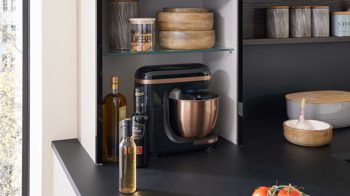 Einbauküche Interliving aus Holz in Beige Interliving Küche Serie 3072 mit Miele-Einbaugeräten Lava & Nussbaum Kuba - zweizeilig