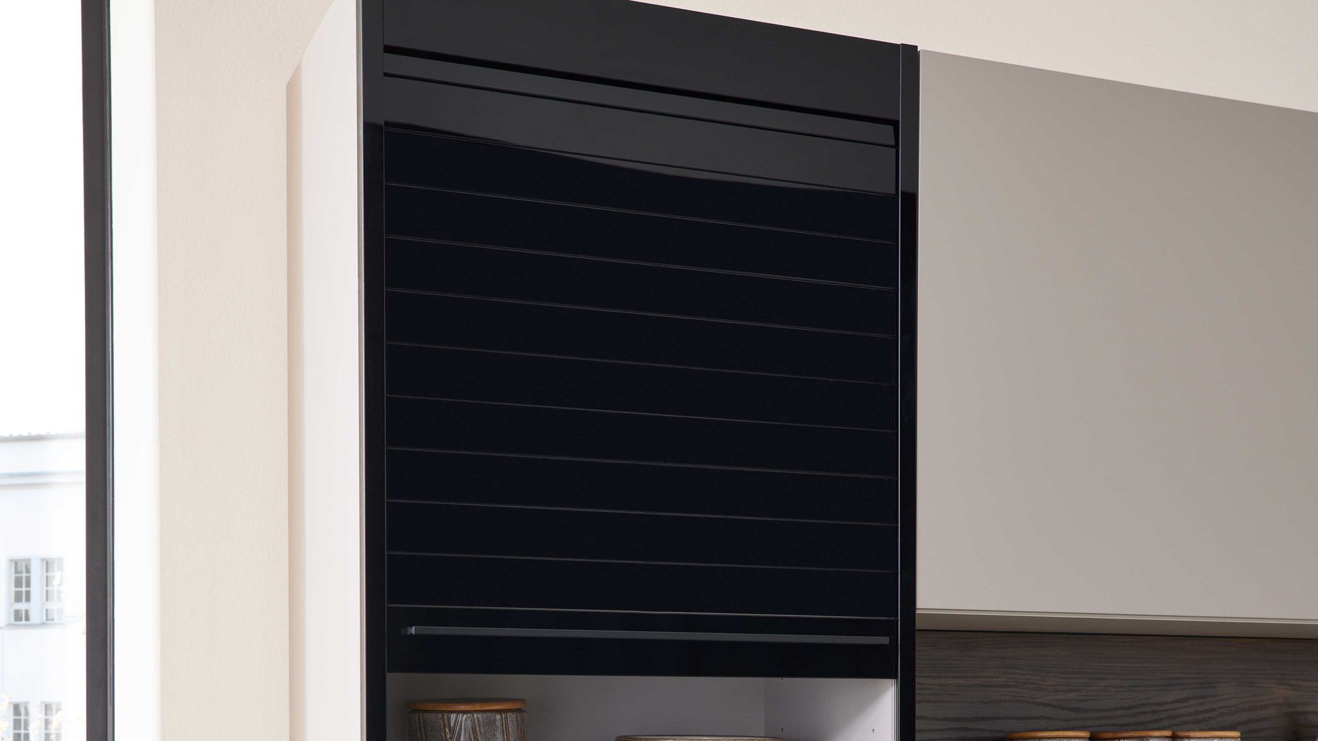 Einbauküche Interliving aus Holz in Beige Interliving Küche Serie 3106 mit Miele-Einbaugeräten Lava & Nussbaum Kuba - zweizeilig