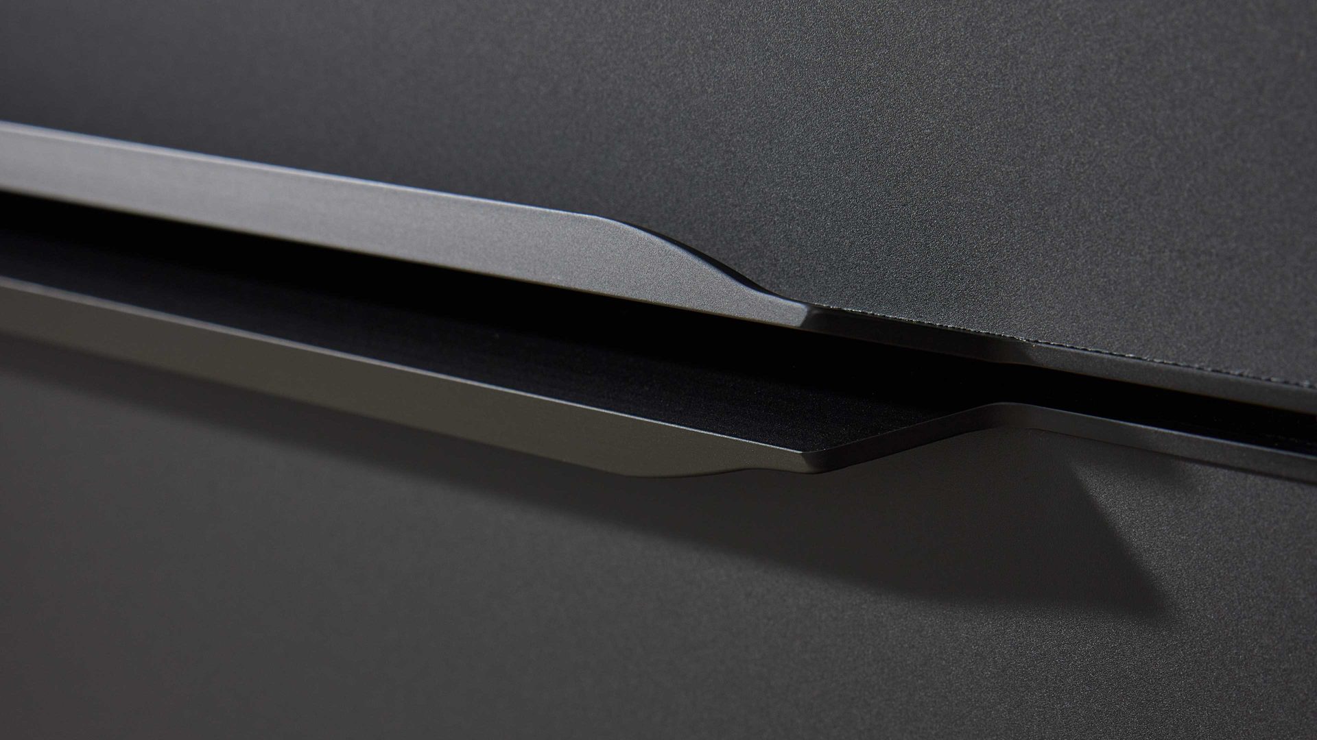 Einbauküche Interliving aus Holz in Schwarz Interliving Küche Serie 3073 - Vorratsraumlösung Mattschwarz & Beton – Stellfläche ca. 289 x 219 cm