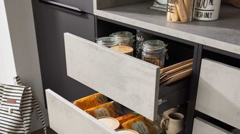 Einbauküche Interliving aus Holz in Schwarz Interliving Küche Serie 3073 - Vorratsraumlösung Mattschwarz & Beton – Stellfläche ca. 289 x 219 cm