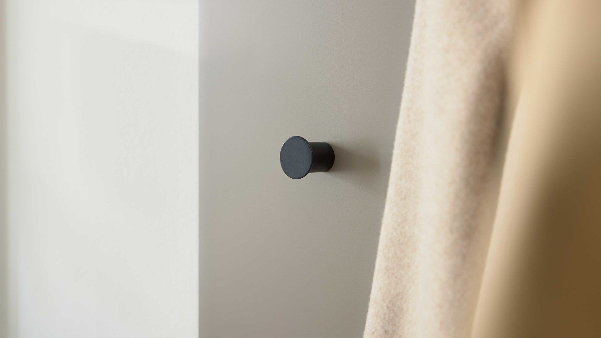 Wandgarderobe Interliving aus Holz in Hellgrau Interliving Garderobe Serie 6012 - Wandgarderobe INL-800 graubeiger Mattlack - ca. 20 x 180 cm