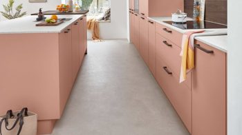 Einbauküche Nobilia® aus Holz in Rosa nobilia® Einbauküche Senso mit AEG Elektrogeräten Koralle & Walnuss - zweiteilig