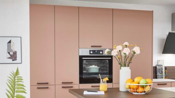 Einbauküche Nobilia® aus Holz in Rosa nobilia® Einbauküche Senso mit AEG Elektrogeräten Koralle & Walnuss - zweizeilig
